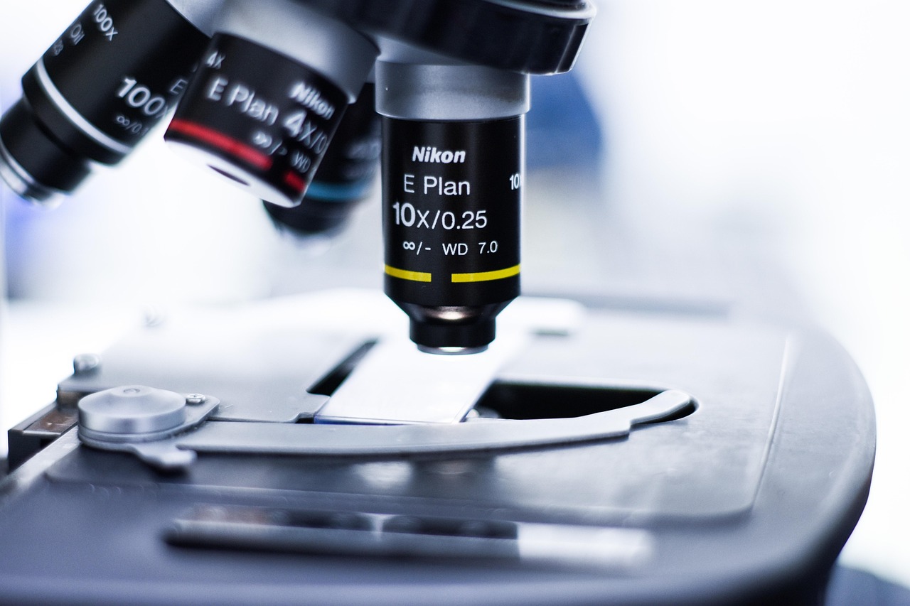 如何通过游戏版本更新控制技术支持辅助？